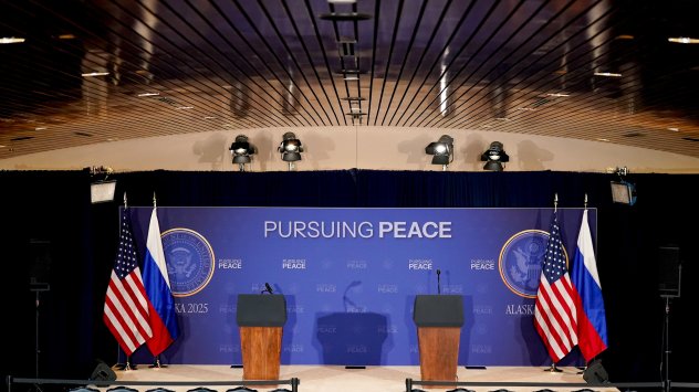 Подиумите са подготвени преди съвместната пресконференция на президента на САЩ Доналд Тръмп и руския президент Владимир Путин (не са на снимката) в Анкъридж, Аляска, САЩ, в петък, 15 август 2025 г. Срещата на върха в петък между президента на САЩ Доналд Тръмп и руския президент Владимир Путин ще се състои в съвместната военна база Елмендорф-Ричардсън, най-голямата военна база в Аляска, на по-малко от хиляда мили от Русия. Снимка: Ал Драго/Bloomberg