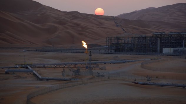 Петролът преобърна ранния си спад за да поскъпне леко след