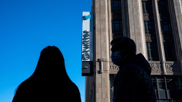 Twitter Inc спря акаунтите на няколко известни журналисти отразяващи дейността
