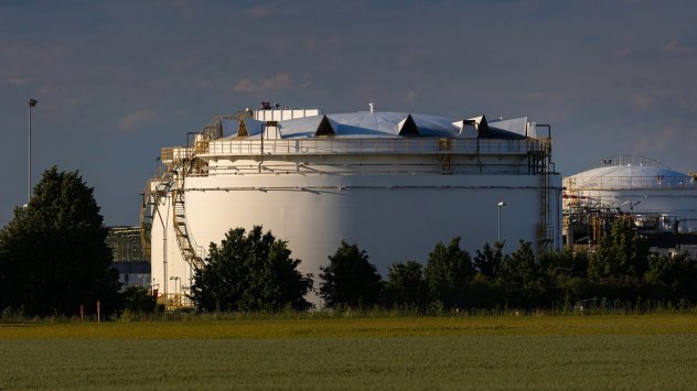 Петролът се задържа над 100 долара за барел докато търговците