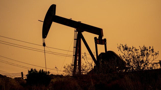 Петролните пазари остават волатилни докато инвеститорите преценяваха заплахите за доставките