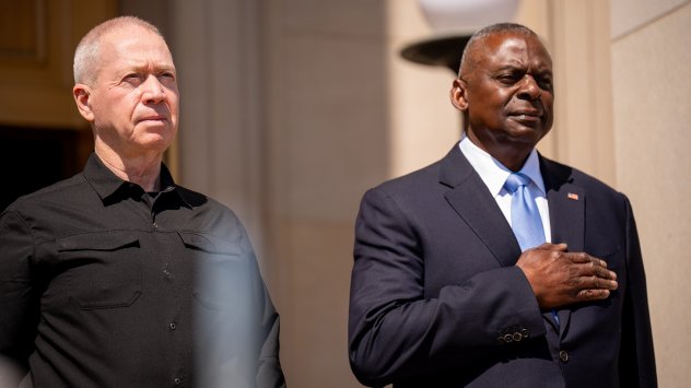 Министърът на отбраната на САЩ Остин приема израелския министър на отбраната Галант в Пентагона, САЩ. Лойд Остин, вдясно, с Йоав Галант в Пентагона на 25 юни 2024. Снимка: Bloomberg LP