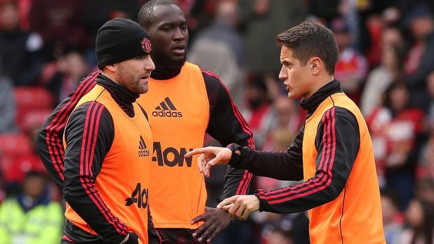 Люк Шоу, Ромелу Лукаку и Андрер Ерера на загряваката преди дербито с Челси от Висшата лига Снимка: PremierLeague.com