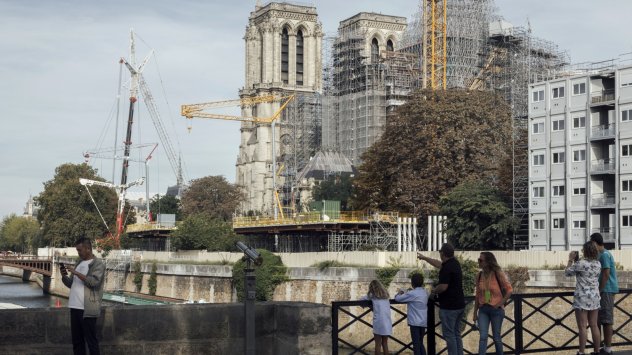 Катедралата Нотр Дам дьо Пари от Архиепископския мост в Париж, Франция, 16 септември. Снимка: Кирил Марсилхаси/Bloomberg