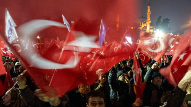 Турските протестиращи пренебрегват забраните, за да митингуват в подкрепа на задържания съперник на Ердоган. Протестиращи държат турски знамена по време на демонстрация след задържането на кмета на Истанбул Екрем Имамоглу на 20 март 2025 г. Снимка: Bloomberg LP