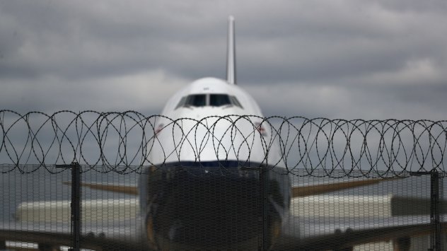 Американският авиационен регулатор нареди на авиокомпаниите да преустановят всички вътрешни