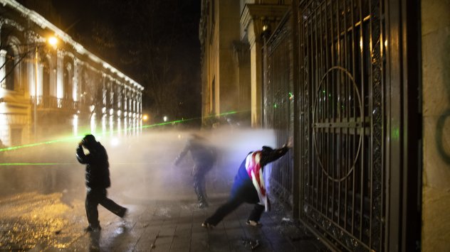  Демонстранти по време на протест пред сградата на парламента в Тбилиси, Грузия, на 29 ноември. Снимка: Bloomberg LP