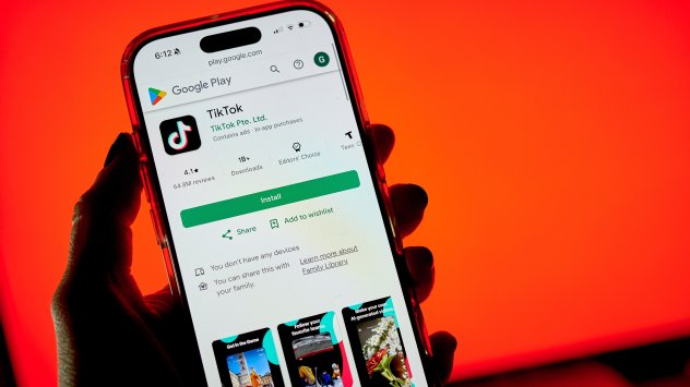 Страницата на TikTok в магазина Google Play преди компанията Alphabet Inc. да свали приложението за нови потребители, за да се съобрази със забраната в САЩ, която влезе в сила на 19 януари. Снимка: Габи Джоунс/Bloomberg