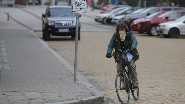 След 15 юни: Маските са задължителни в обществения транспорт, аптеките и болниците 
