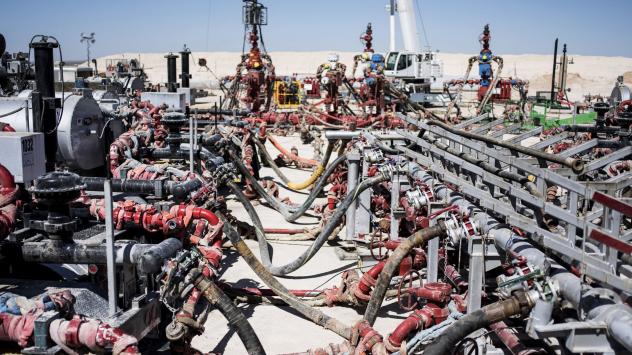 Помпи за фракинг в шистовото находище разработвано от Royal Dutch Shell Plc.Снимка: Matthew Busch/Bloomberg