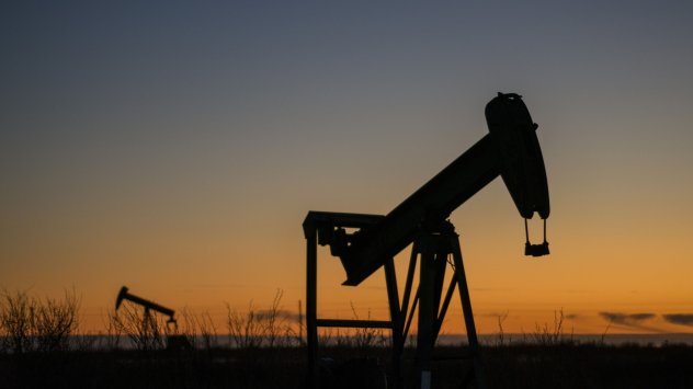Цената на петрола се понижи, докато търговците чакаха новини за