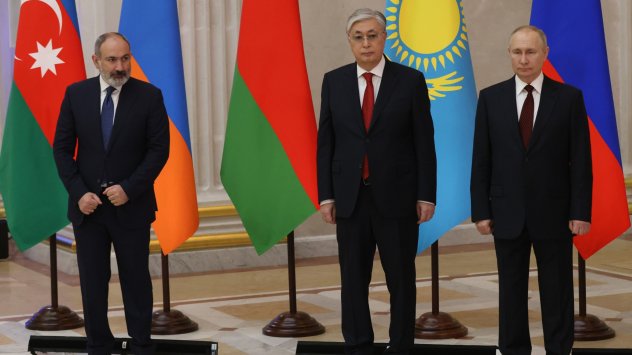 Арменският министър-председател Никол Пашинян, президентът на Казахстан Касим-Жомарт Токаев и Владимир Путин в Санкт Петербург през декември. Снимка: Bloomberg