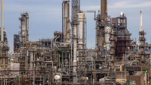 Цената на петрола отново падна докато Европейският съюз обмисляше по висока