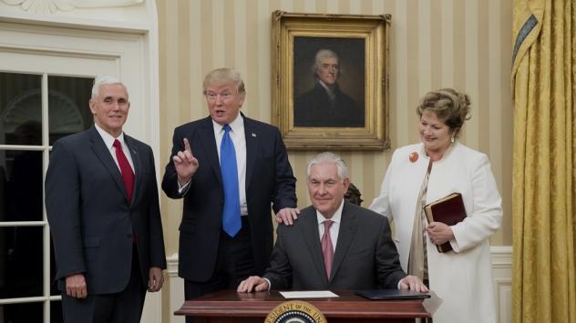 Вицепрезидентът Пенс, президентът Тръмп и Рекс Тилърсън и съпругата му се снимаха след церемонията по полагането на клетва. Снимка: Michael Reynolds/Pool via Bloomberg