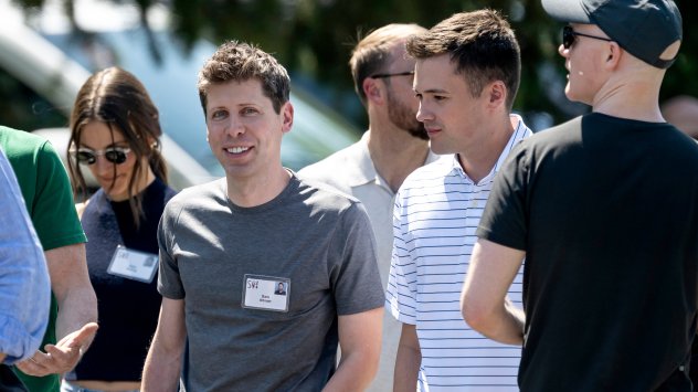 Сам Алтман, главен изпълнителен директор на OpenAI, в средата, и Оли Мълхерин, вторият вдясно, след сутрешните сесии на конференцията Allen & Co. Media and Technology Conference в Сън Вали, Айдахо, САЩ,. 11 юли 2024 г. Ежегодното събитие е историческа среда за сключване на медийни сделки и обикновено е форум за технологичния и медийния елит, на който се обсъжда бъдещето на техния бранш. Снимка: Дейвид Пол Морис/Bloomberg