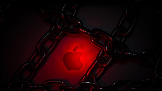 Сигурност. Колаж на логото на Apple с вериги. Photographer: Craig Warga/Bloomberg