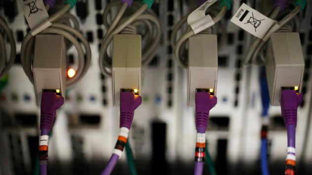 Мрежови кабели, свързани със сървър в офис в Лондон на 16 октомври 2015. Photographer: Chris Ratcliffe/Bloomberg