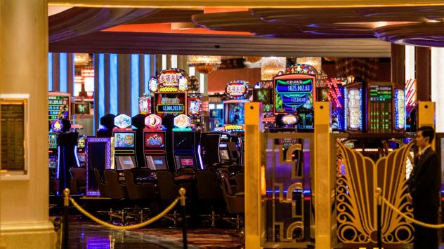 Игрални машини в City casino resort. Макао, на 1ч. път с ферибот от Хонконг съобщава за продължаващ спад в приходите от региона повече от година след началото на борбата с корупцията в Китай. Спадът допринесе за изместване на фокуса от VIP клиенти към мас