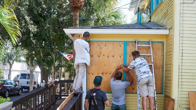 Местни жители във Флорида обезопасяват имотите си в очакване на бурята. Снимка: Zack Wittman/Bloomberg