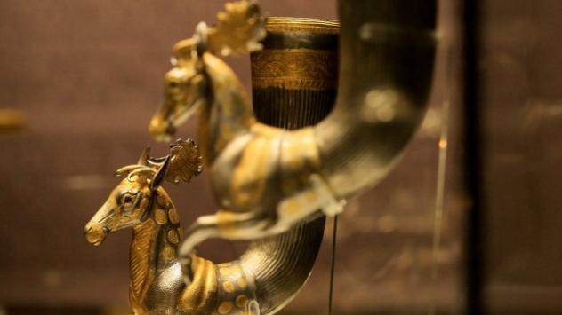 Златни ритони от античната колекция на Васил Божков. Снимка: БГНЕС