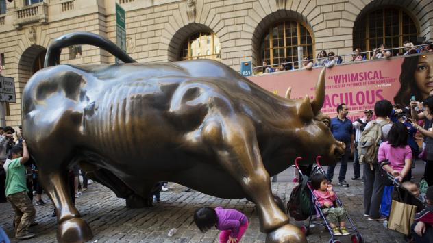 Статуята на Златния бик в близост до Уол Стрийт, Ню Йорк. Снимка: Victor J. Blue/Bloomberg