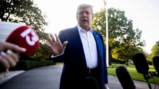 Президентът Доналд Тръмп говори, преди да се качи на Marine One в Белия дом на 24 юни. Фотограф: Франсис Чънг/Politico/Bloomberg
