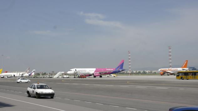 A321 на WizzAir и самолет на easyJet на тармака на летище София. 19 май 2016. Снимка: С.Грозева/BloombergTVBulgaria