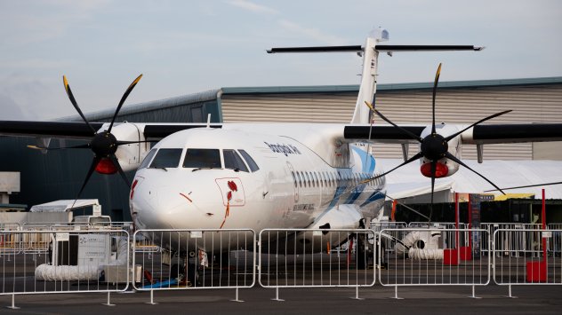 Турбовитлов самолет ATR 72-600 по време на авиошоуто в Сингапур. Снимка: СеонгДжун Чо/Bloomberg