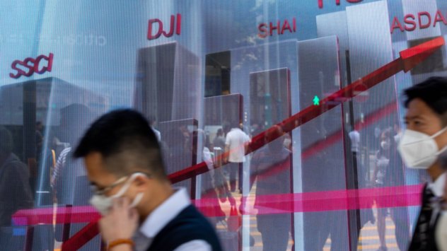 В отговор на пазарните разпродажби предизвикани от рисковете на пазара