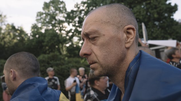 Украински военнослужещи се завръщат у дома след мащабна размяна на военнопленници с Русия на неразкрито място в Украйна, в петък, 23 май 2025 г. Снимка: Андрей Кравченко/Bloomberg