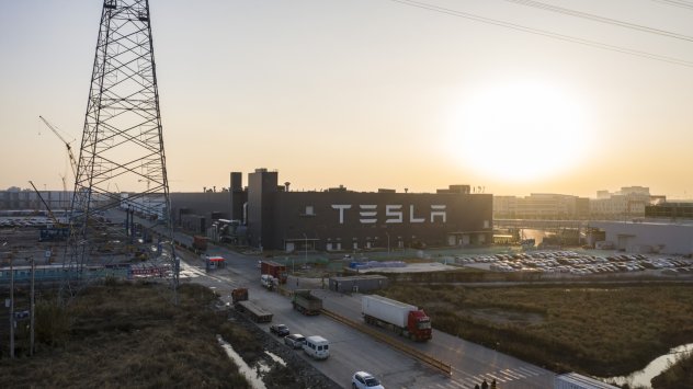 Tesla Inc призовава обратно своите работници в Шанхай за да