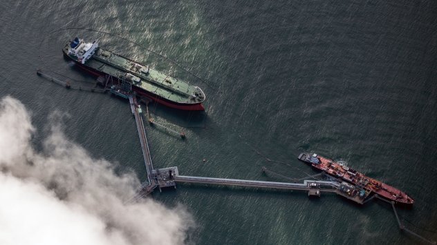 Петролът възобнови печалбите си при признаци че търсенето в Китай