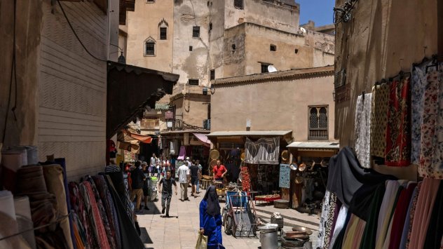 На застлания с кедър прашен път в северната част на