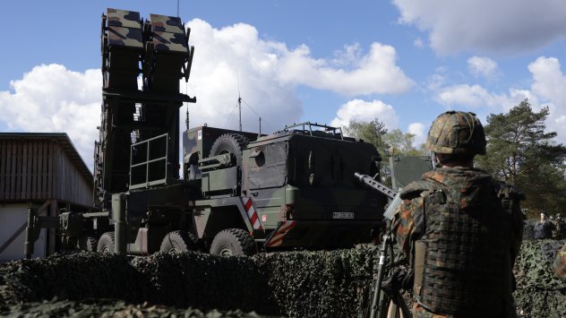 Войник разглежда ракетна система Patriot  в Мюнстер, Германия. Фотограф: Шон Галъп/Getty Images