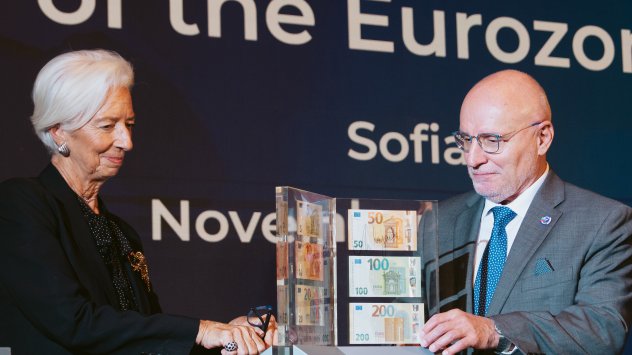 Кристин Лагард, председател на ЕЦБ, и Димитър Радев, управител на БНБ, представят българските евробанкноти на конференцията „На прага на еврозоната“ в София; Снимка: Bloomberg LP
