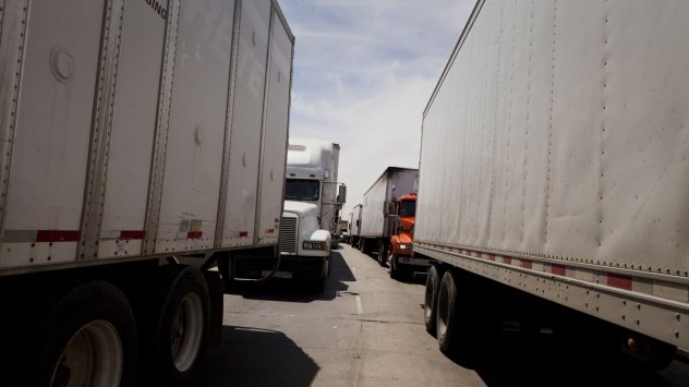 Блокада на мексикански камиони на ключов мост в Тексас пренасочва