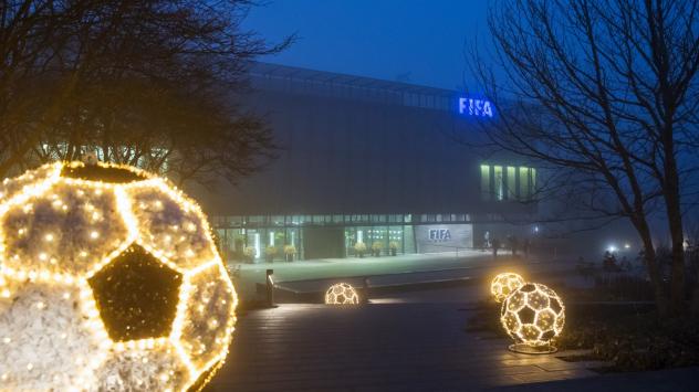 Коледна украса пред централата на FIFA в Цюрих. 3 декември 2015. Photographer: Alessandro Della Bella/Bloomberg