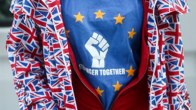 Демонстрант с тениска с надпис &quot;По-силни заедно&quot; протестира пред Върховния съд в Лондон; Снимка: Simon Dawson/Bloomberg