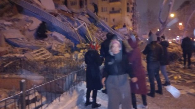 Мощно земетресение удари район в югоизточна Турция близо до сирийската
