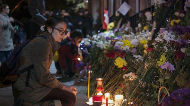 Цветя пред посолството на Франция в София. снимка: Bloomberg TV Bulgaria