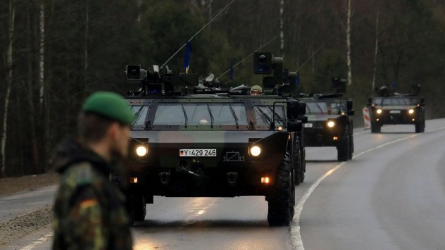 След години прекарани в предпазливо отношение към производителите на оръжие