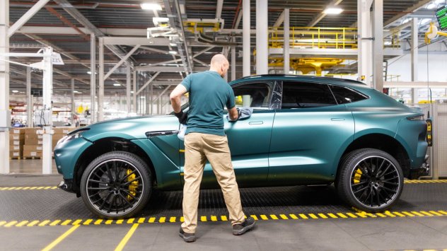 Вътре в завода за производство на спортни автомобили DBX на Aston Martin Lagonda Global Holdings Plc в Сейнт Атън, Великобритания. Снимка: Bloomberg LP