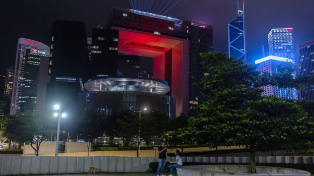 В новите учебници изпратени до средните училища в Хонконг пише