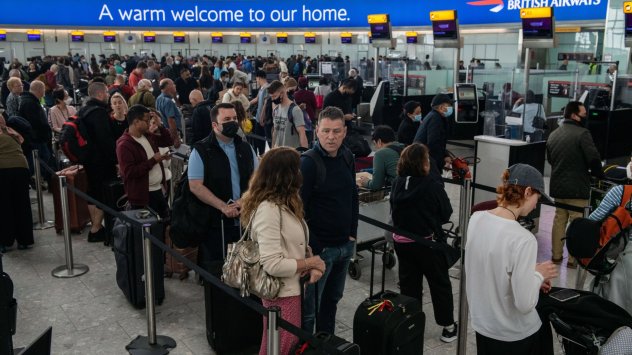 Подобно на десетките хиляди багажи, блокирани по европейските летища, отменените