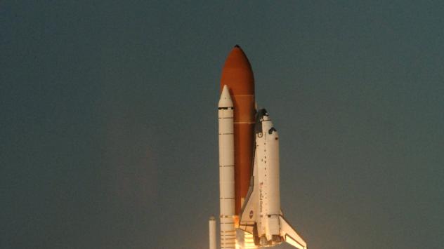 Излитане на совалката &quot;Индевър&quot; от Космическия център Кенеди в Кейп Канаверал, Флорида; Photographer: Richard Sheinwald/ Bloomberg News