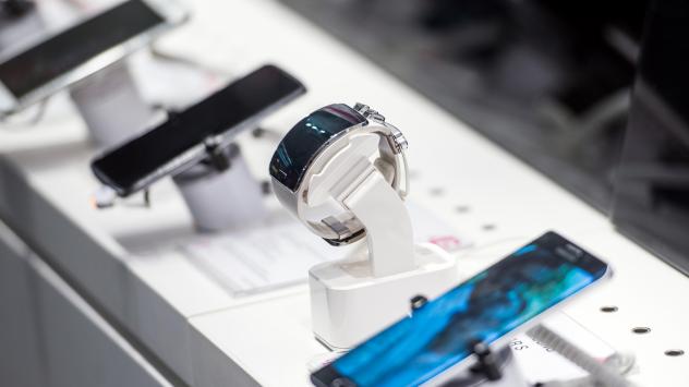 Samsung Galaxy Gear S в магазин на T-Mobile.  Photographer: Akos Stiller/Bloomberg