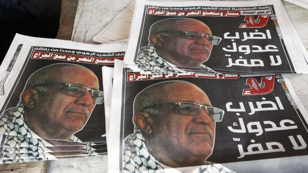 Местни вестници, на които е изобразен премиерът Ахмед Галиб Ал-Рахви - той загина при израелски въздушен удар в Сана на 31 август. Снимка: Bloomberg LP