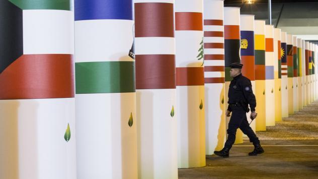 Колони с националните знамена през конференцията за климата на ООН. Снимка: Christophe Morin/Bloomberg