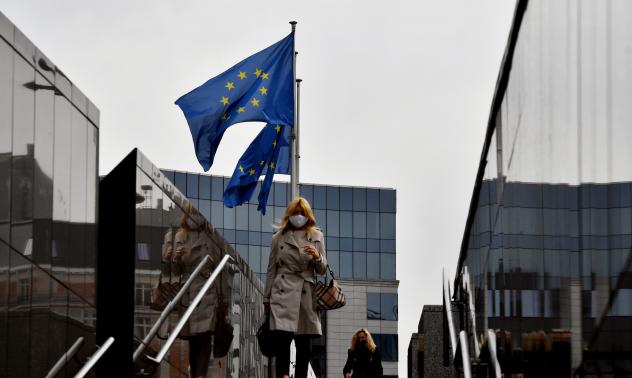 ЕС: Носенето на маски и физическата дистанция могат да бъдат облекчени за ваксинираните