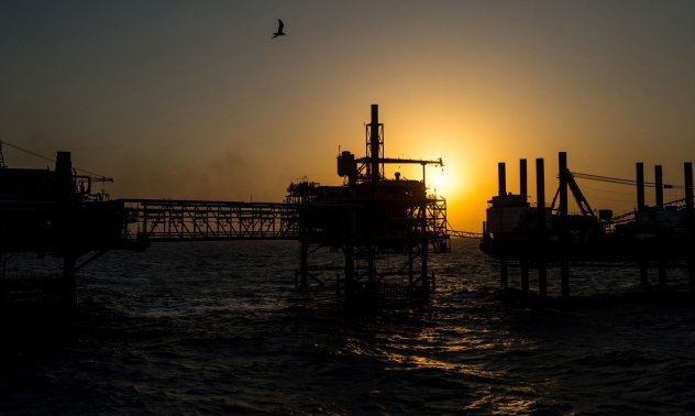 Петролът надмина $80 и няма признаци за намаляване на търсенето